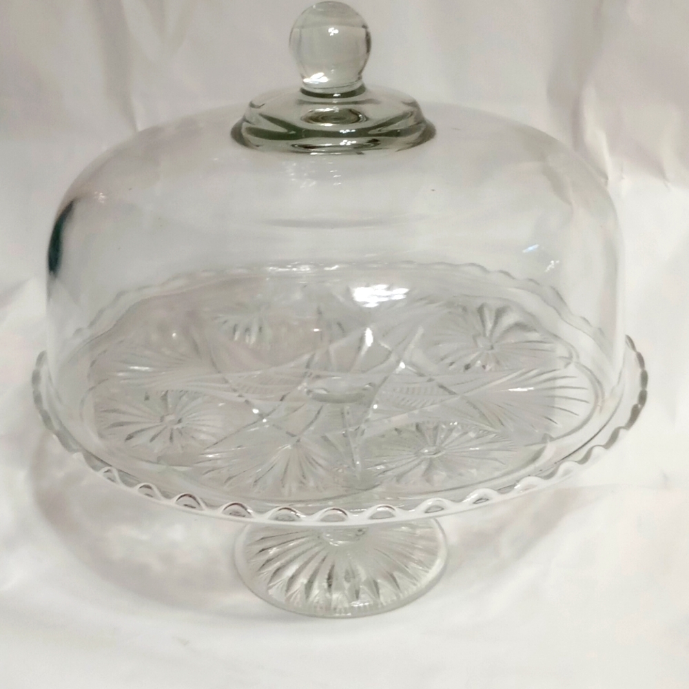 Pedestal cake holder